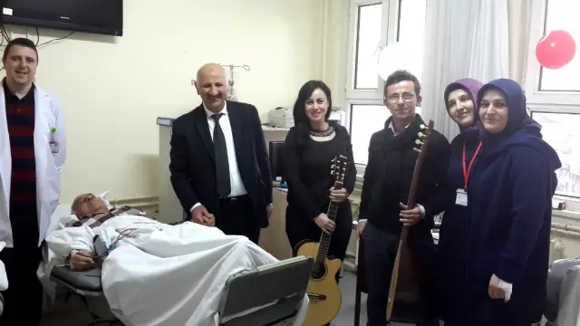 Diyaliz Hastalarına Müzikle Moral Verdiler