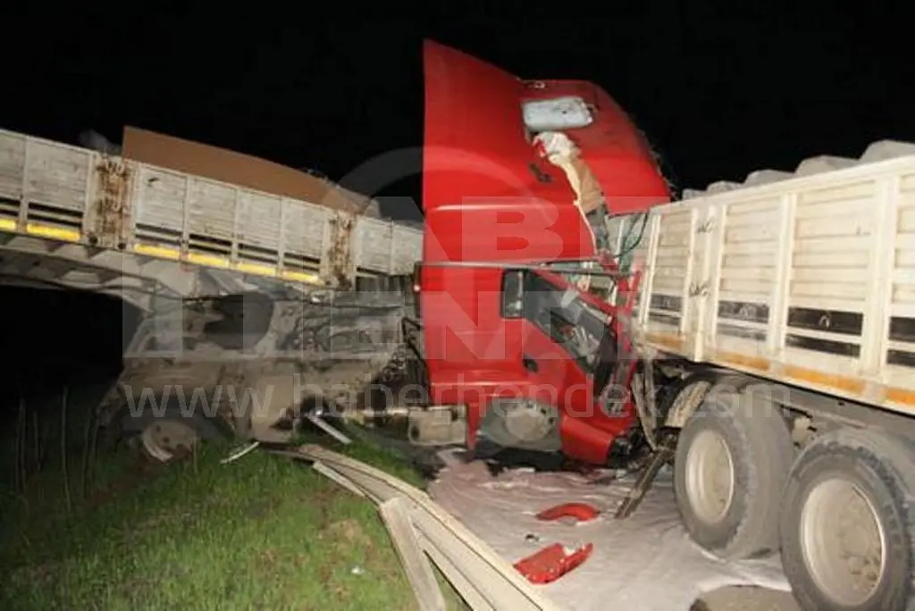 Haber: TEM\'de tanker kaza yaptı, kimyasal madde paniği yaşandı - Öne Çıkan