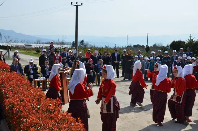 Öğrenciler ağaç diktiler
