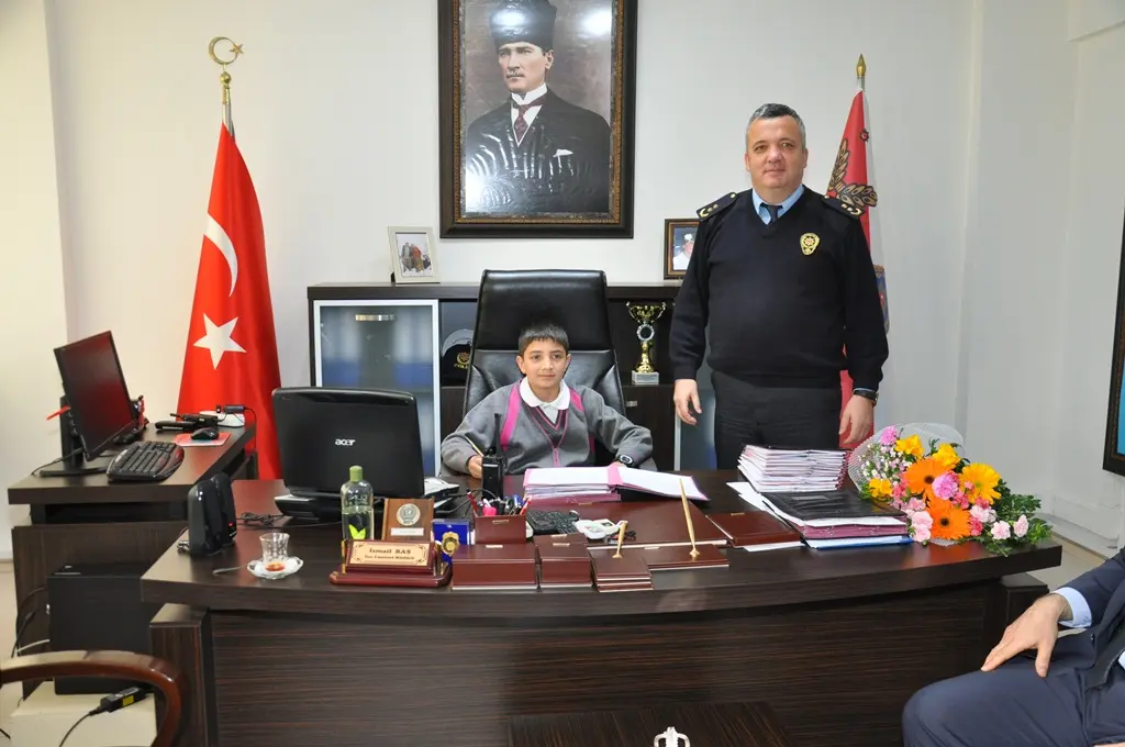 Haber: EMNİYET MÜDÜRÜ KOLTUĞUNU DEVRETTİ - Öne Çıkan
