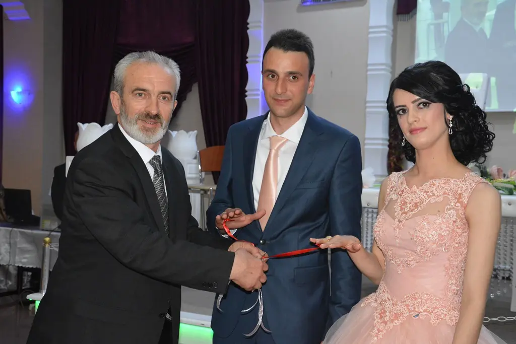Haber: Açba,Genç Çiftin Nişan Yüzüklerini Taktı - Öne Çıkan