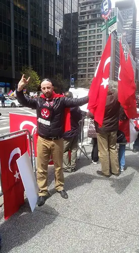 Haber: Türk’leri protesto eden binlere karşı tek başına  tepki koydu - Galeri-1