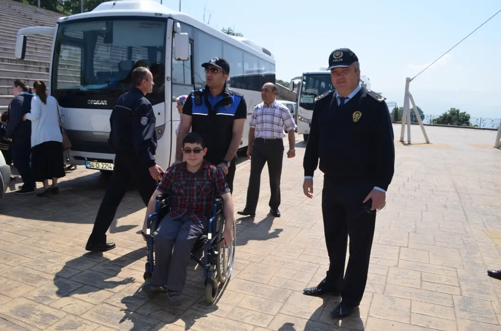 Haber: EMNİYETTEN ENGELLİ ÇOCUKLAR VE AİLELERİNE MORAL GEZİSİ - Öne Çıkan