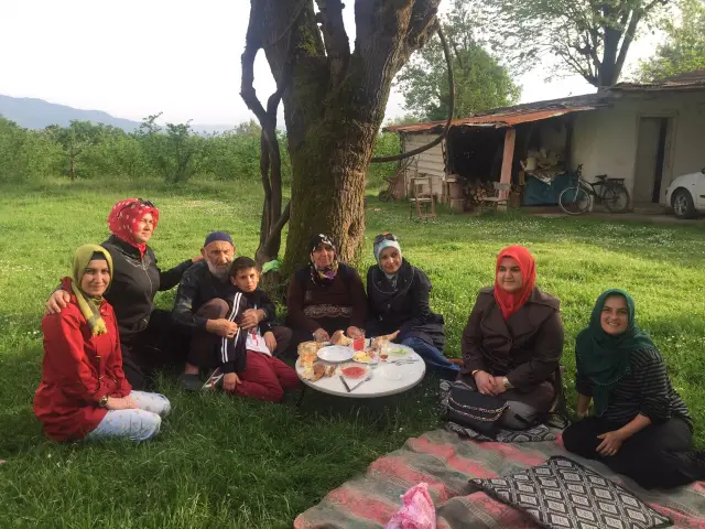 MHP’Lİ KADINLAR KAPI KAPI DOLAŞIYOR