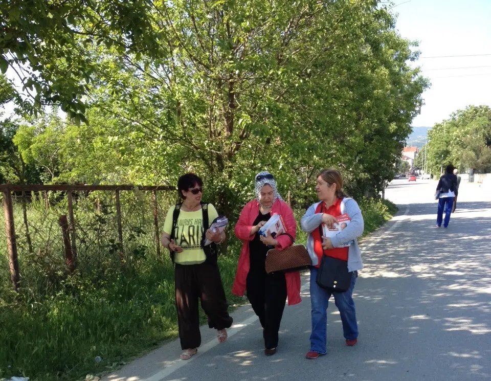 Haber: MHP’Lİ KADINLAR KAPI KAPI DOLAŞIYOR - Galeri-3
