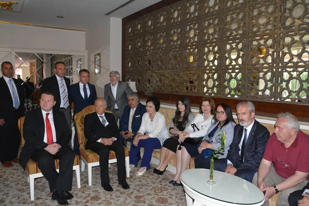 Haber: MHP'nin Mitinginde Hendek Farkını gösterdi,MHP’li Zihni Açba'da Mitingin ilgi odağı oldu - Galeri-2