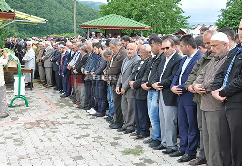 Haber: KAZADA ÖLEN ANNE VE KIZI TOPRAĞA VERİLDİ - Öne Çıkan