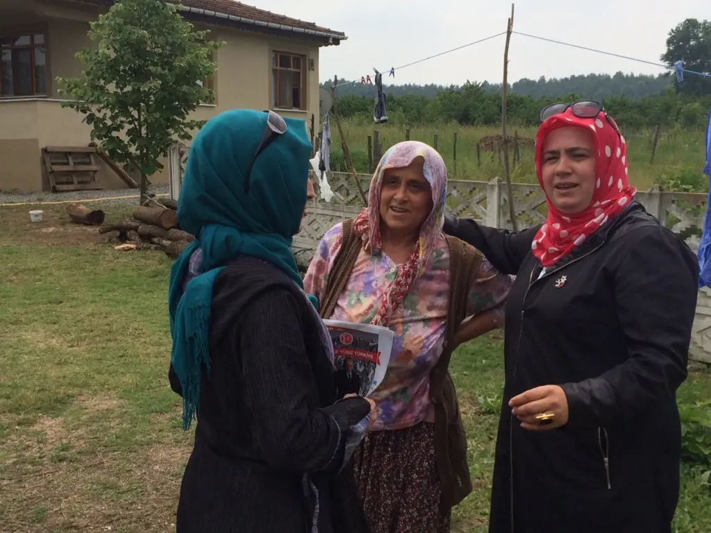 Haber: MHP’li Kadınlar kapı kapı dolaşıyor - Galeri-5