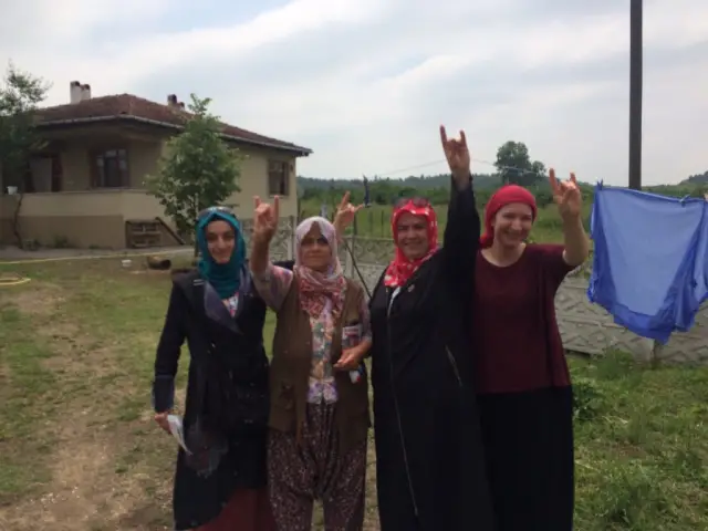 MHP’li Kadınlar kapı kapı dolaşıyor