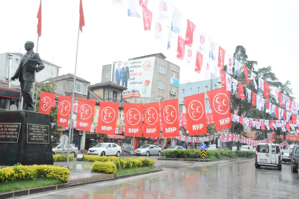 Haber: Şikayet edilen AKP Bayrakları indirilmeyince MHP Meydanı gelin gibi süsledi - Galeri-2