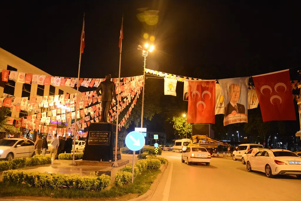 Haber: Şikayet edilen AKP Bayrakları indirilmeyince MHP Meydanı gelin gibi süsledi - Galeri-1