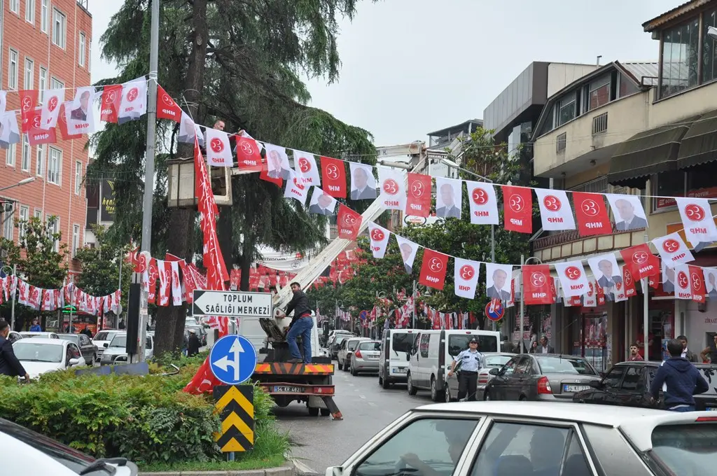 Haber: HENDEK İLÇE MERKEZİNDE PARTİ BAYRAKLARI TOPLANDI - Galeri-1