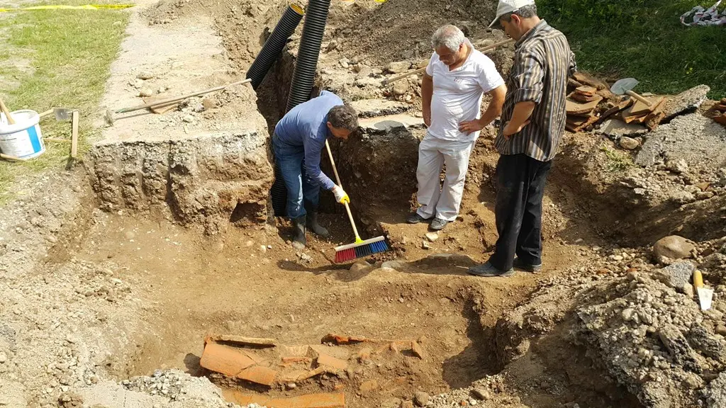 Haber: ROMA DÖNEMİNE AİT KİREMİT MEZAR BULUNDU - Galeri-2