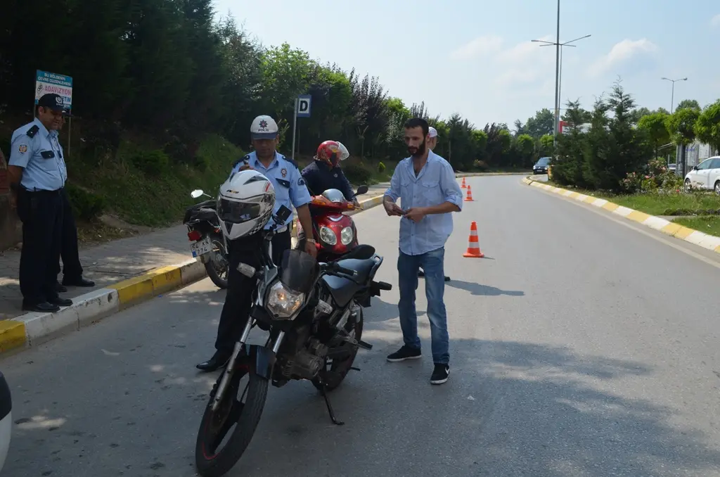 Haber: Trafik Ekipleri Bu Kez Ceza Değil Baklava Dağıttı - Galeri-1