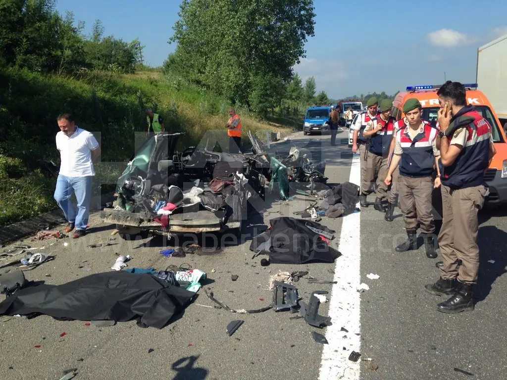 Haber: Minibüs, emniyet şeridindeki otomobili biçti: 3 ölü, 3 yaralı - Öne Çıkan