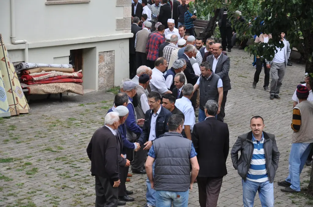 Haber: Bir asrı aşan bayram geleneğini sürdürüyorlar - Galeri-1