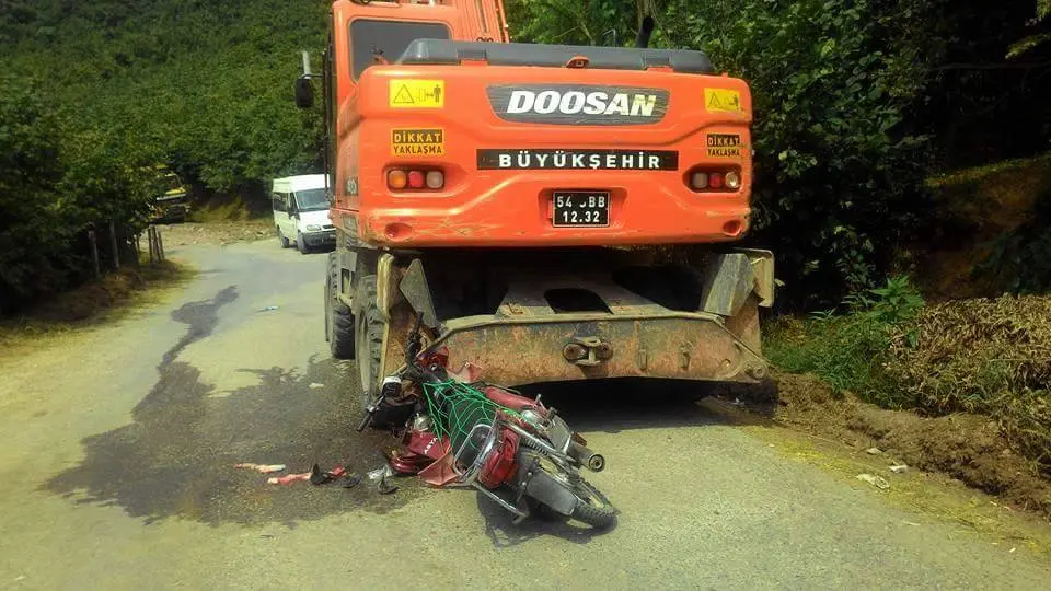 Haber: İş makinesine çarpan Motorsiklet Sürücüsü ağır yaralandı - Öne Çıkan