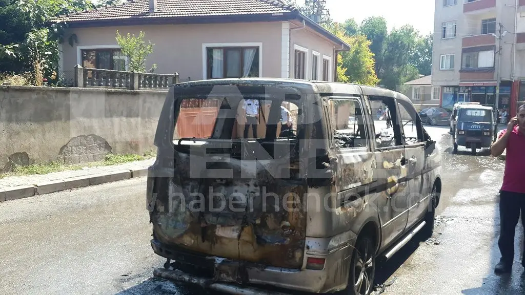 Haber: Minibüs seyir halindeyken yandı - Öne Çıkan