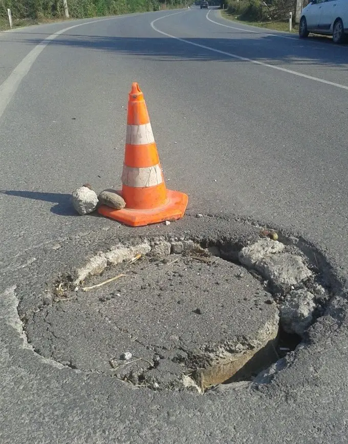 Haber: Çöken Rögar Kapağı Sürücülere Zor Anlar Yaşatıyor - Galeri-2