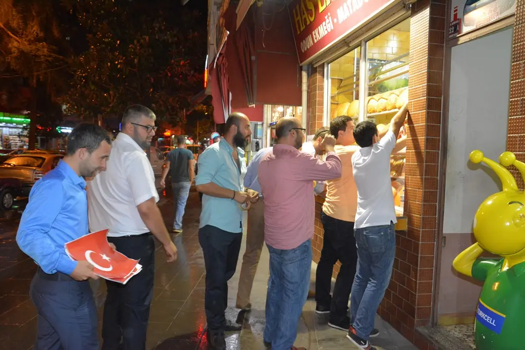 Haber: Hendek’li Ülkücüler ve Gençler tüm işyerlerini  Türk Bayrakları ile  donattı - Galeri-8