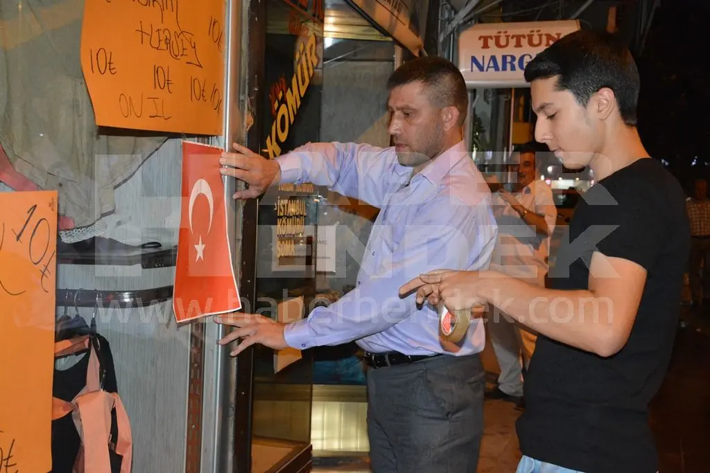 Haber: Hendek’li Ülkücüler ve Gençler tüm işyerlerini  Türk Bayrakları ile  donattı - Galeri-2