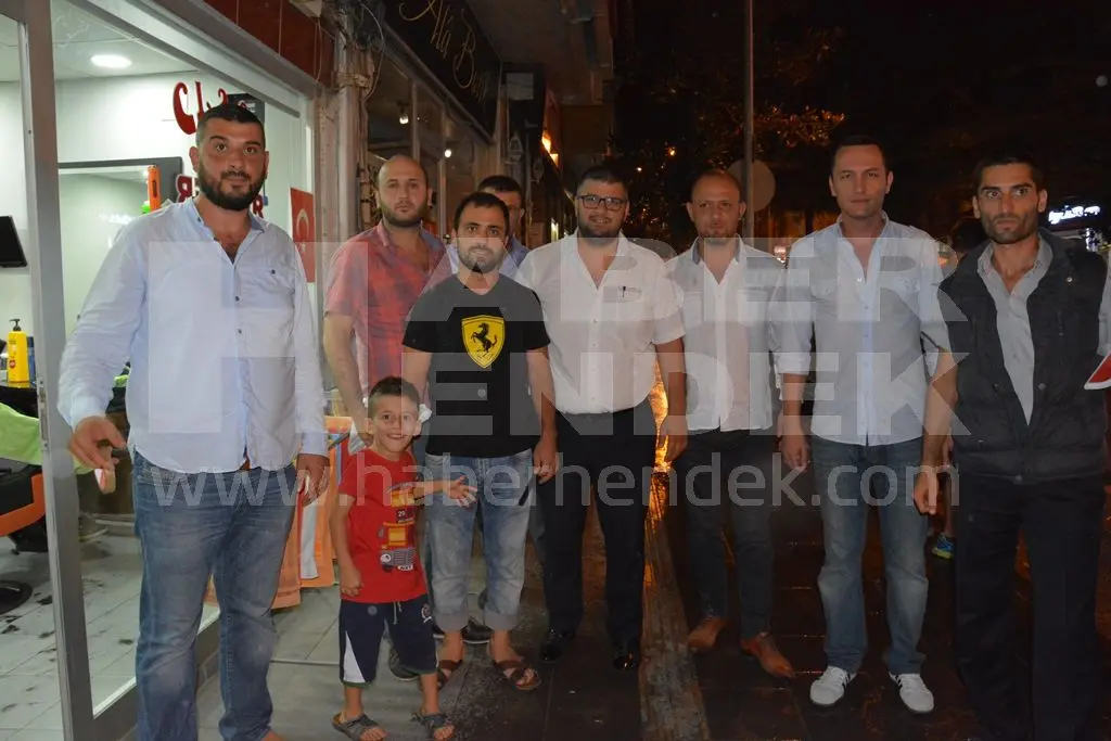 Haber: Hendek’li Ülkücüler ve Gençler tüm işyerlerini  Türk Bayrakları ile  donattı - Galeri-1