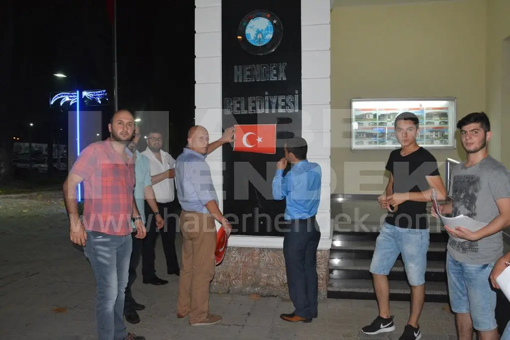 Haber: Hendek’li Ülkücüler ve Gençler tüm işyerlerini  Türk Bayrakları ile  donattı - Galeri-7