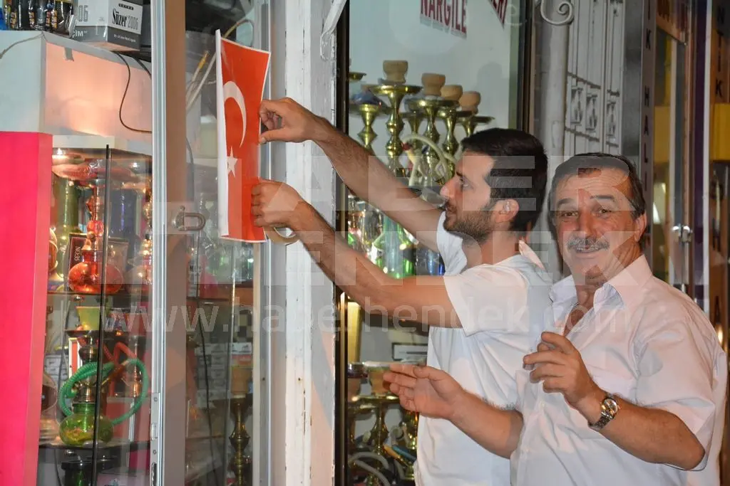 Haber: Hendek’li Ülkücüler ve Gençler tüm işyerlerini  Türk Bayrakları ile  donattı - Galeri-3