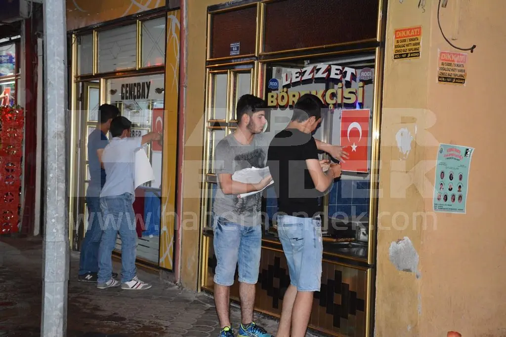 Haber: Hendek’li Ülkücüler ve Gençler tüm işyerlerini  Türk Bayrakları ile  donattı - Galeri-6