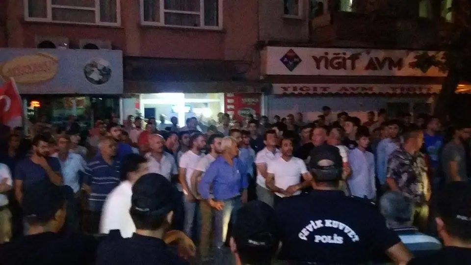 Haber: Sakarya’da HDP Tabelası indirildi - Galeri-1