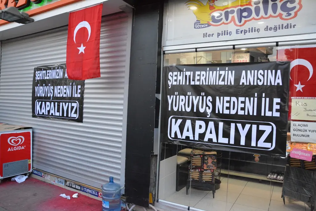 Haber: BİNLERCE KİŞİ ŞEHİTLERE SAYGI, TERÖRE LANET YÜRÜYÜŞÜNE KATILDI - Galeri-10