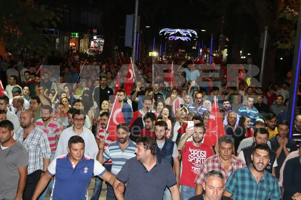 Haber: BİNLERCE KİŞİ ŞEHİTLERE SAYGI, TERÖRE LANET YÜRÜYÜŞÜNE KATILDI - Galeri-9