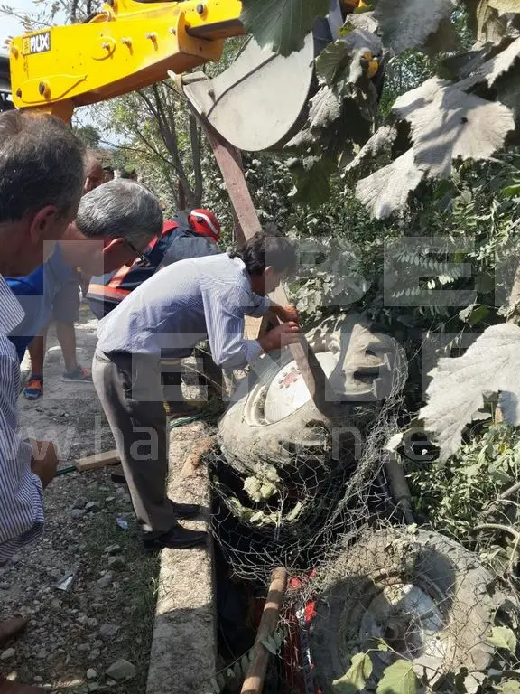Haber: Devrilen Traktörün altında kaldı - Galeri-1