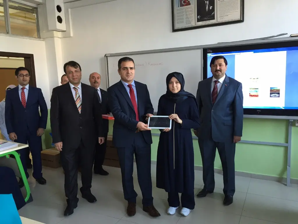 Haber: Kaymakam Akbıyık Öğrencilere Tablet Dağıttı - Öne Çıkan