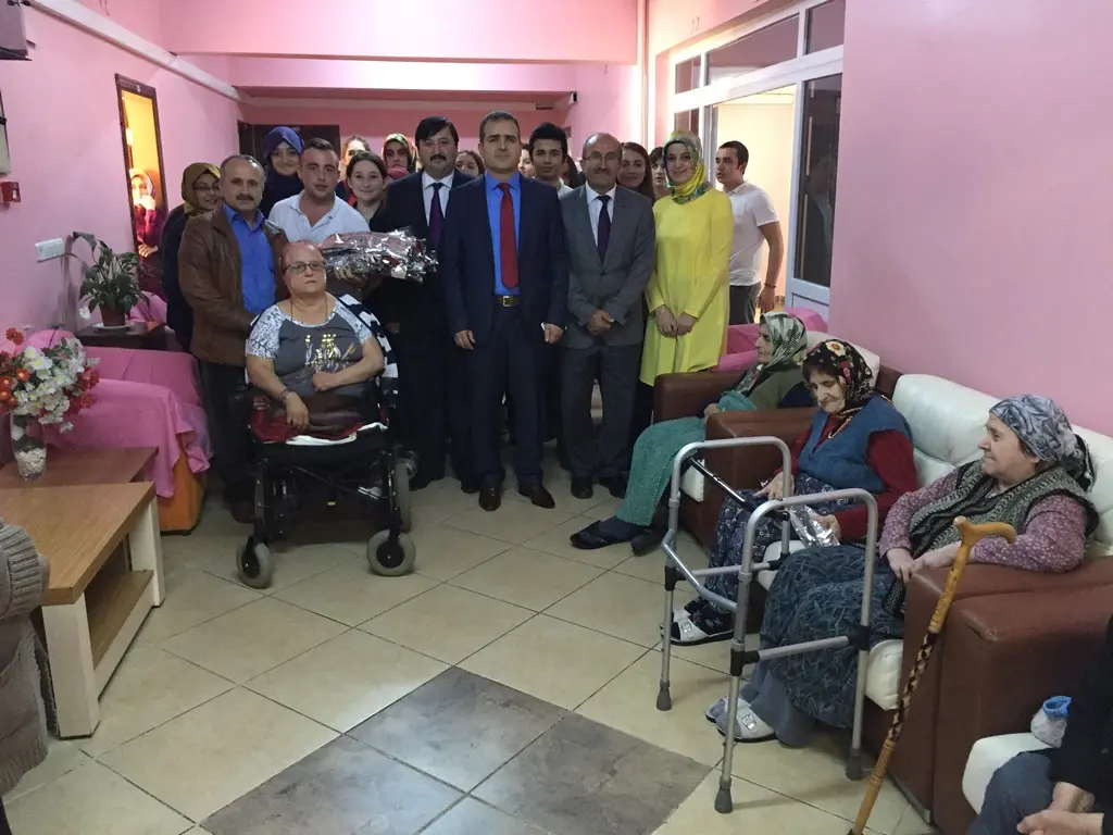 Haber: Geyve Sağlık Meslek Lisesi İdarecileri Ve Öğrencileri Kaymakam Ve Huzur Evine Ziyarette Bulundular - Galeri-1