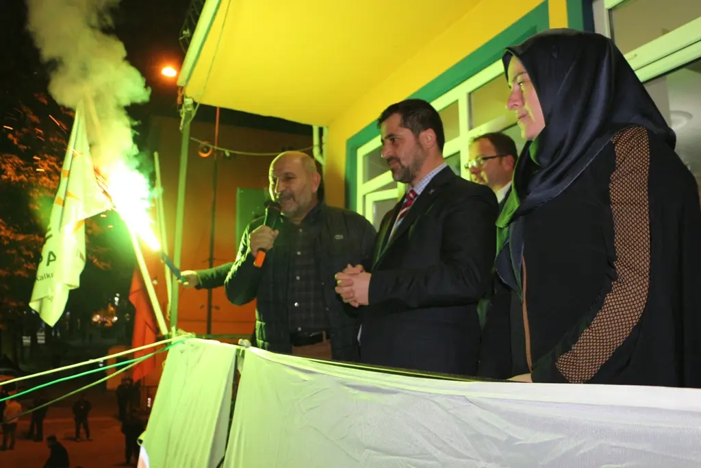 Haber: AK PARTİ’DEN COŞKULU KUTLAMA - Öne Çıkan