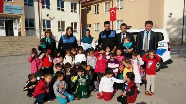 POLİSLER ÇOCUKLARLA BALIK AVLADILAR