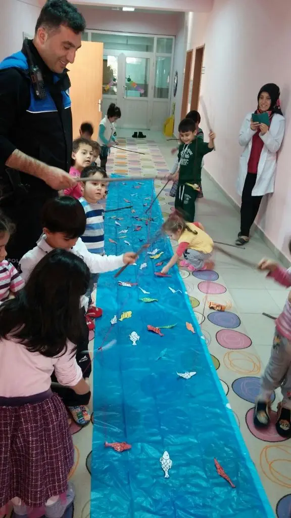 Haber: POLİSLER ÇOCUKLARLA BALIK AVLADILAR - Galeri-3