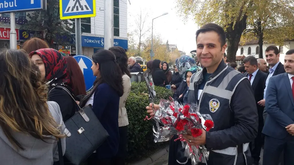 Haber: Hendek Emniyetten Öğretmenlere Karanfil - Galeri-2