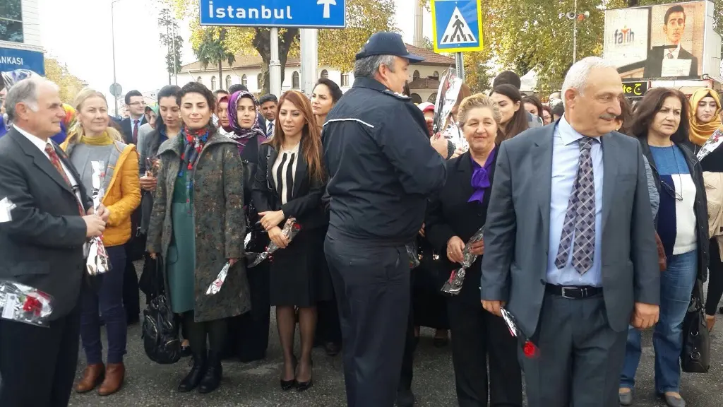Haber: Hendek Emniyetten Öğretmenlere Karanfil - Galeri-1