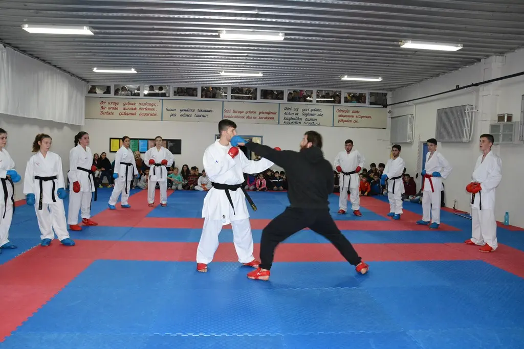 Haber: Dünya Şampiyonu Enes Erkan’dan Hendek Karate Takımına Moral - Galeri-3