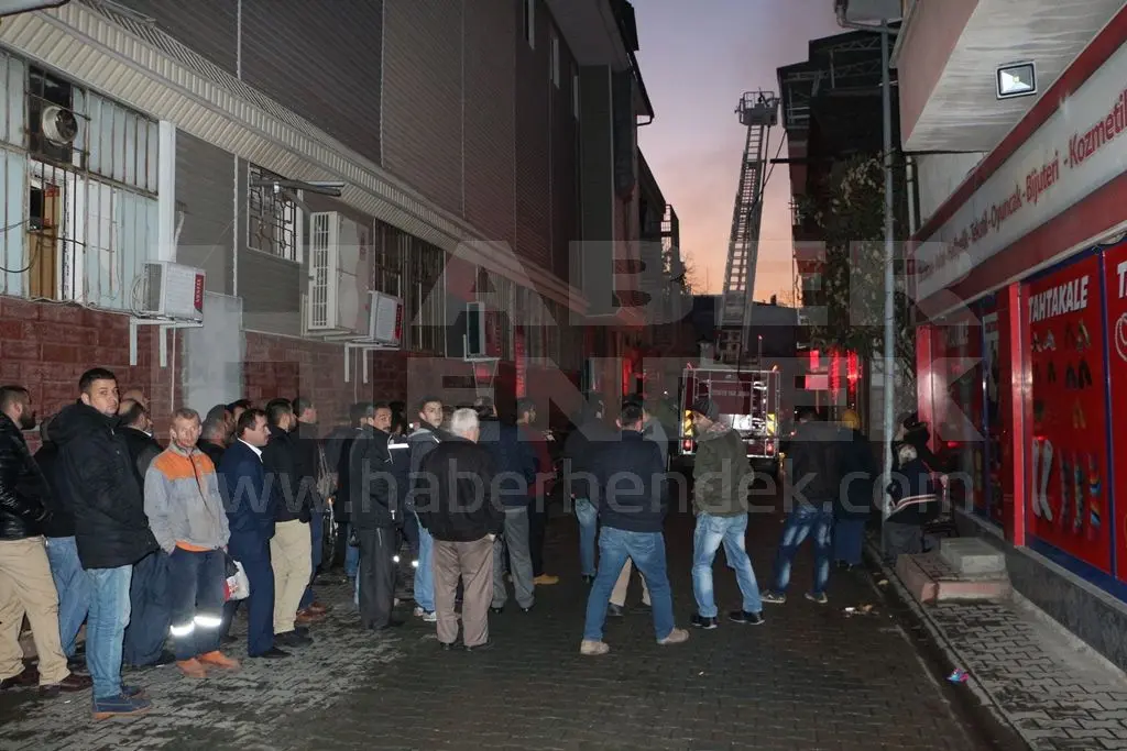 Haber: ÇATIDA ÇIKAN YANGIN PANİĞE NEDEN OLDU - Galeri-2