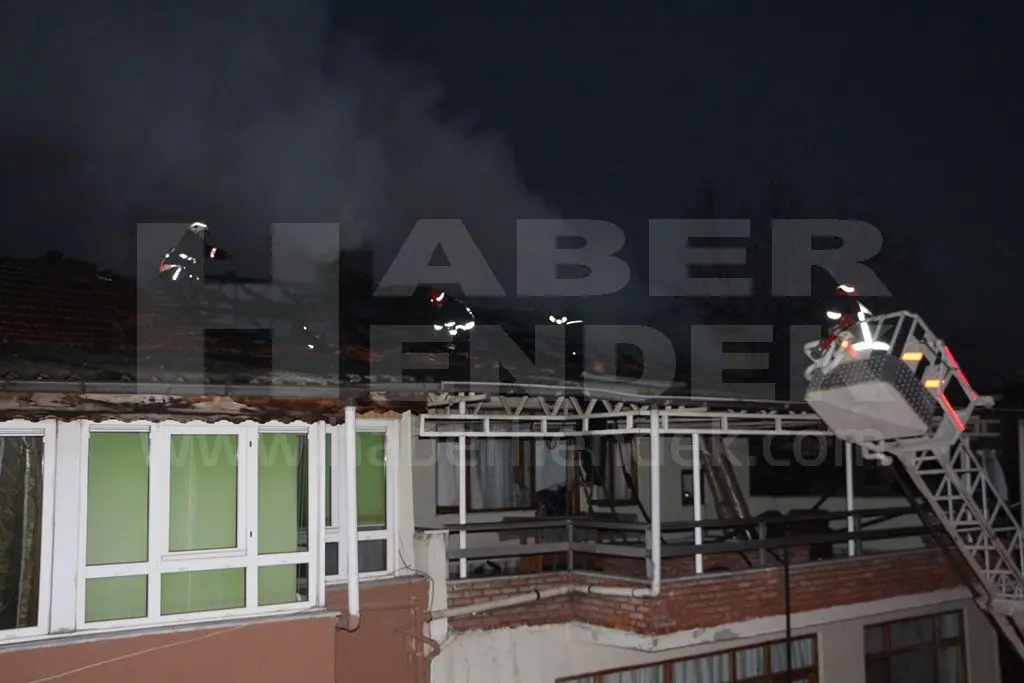 Haber: ÇATIDA ÇIKAN YANGIN PANİĞE NEDEN OLDU - Galeri-1