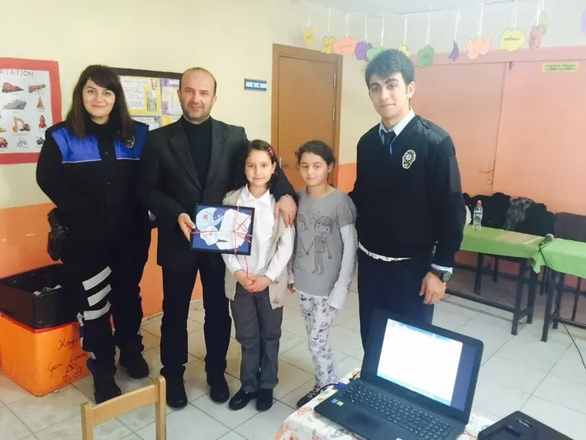 Haber: Öğrencilerden Polis Amcalarına Anlamlı Hediye - Öne Çıkan