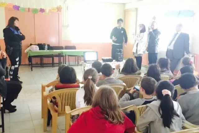 Haber: Öğrencilerden Polis Amcalarına Anlamlı Hediye - Galeri-2