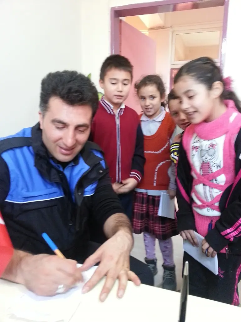 Haber: Öğrenciler, Polis Abilerinden İmza İstediler - Galeri-3