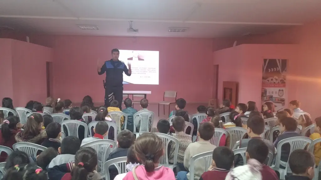 Haber: Öğrenciler, Polis Abilerinden İmza İstediler - Galeri-1