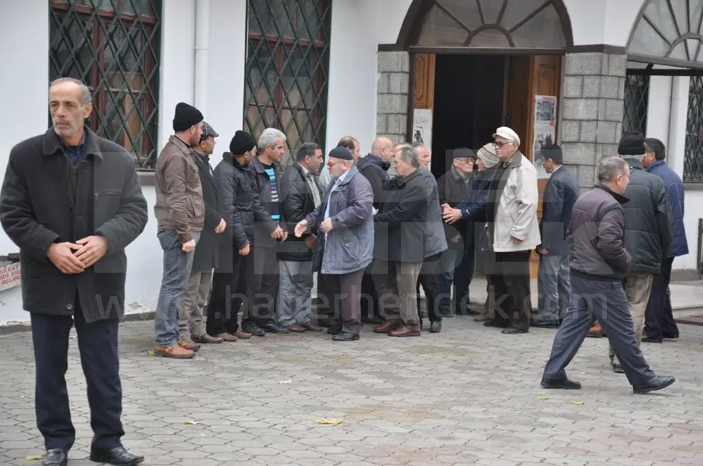 Haber: Çapalama Makinesine Kendini Kaptırarak Vefat eden Tektaş son yolculuğuna uğurlandı - Galeri-1