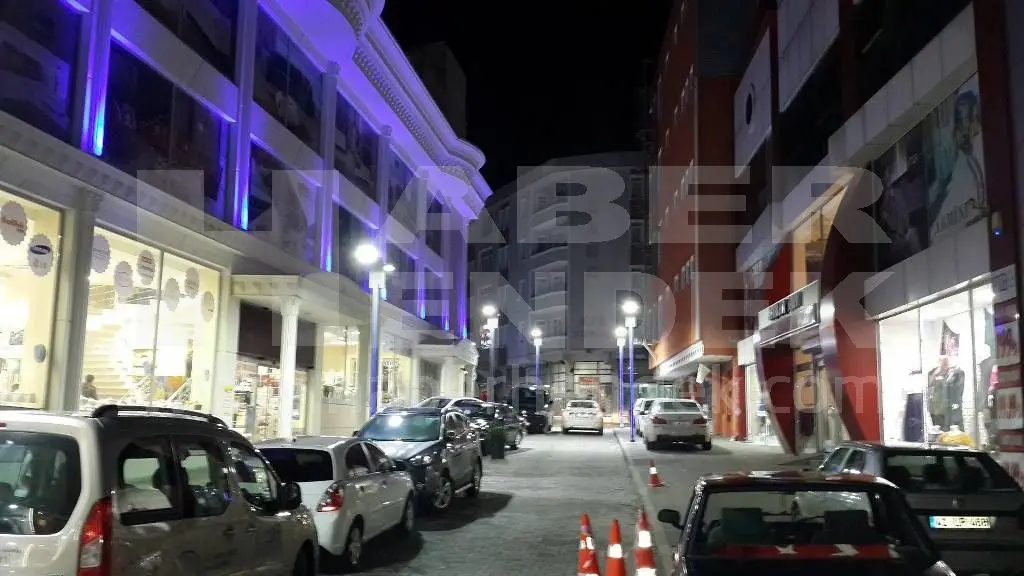 Haber: Kaldırımları Otopark Haline Getirdiler, Vatandaşlar Trafiğe Kapatılmasını İstiyor - Galeri-1