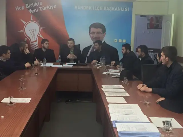 AK Parti Gençlik Kolları Mesaide